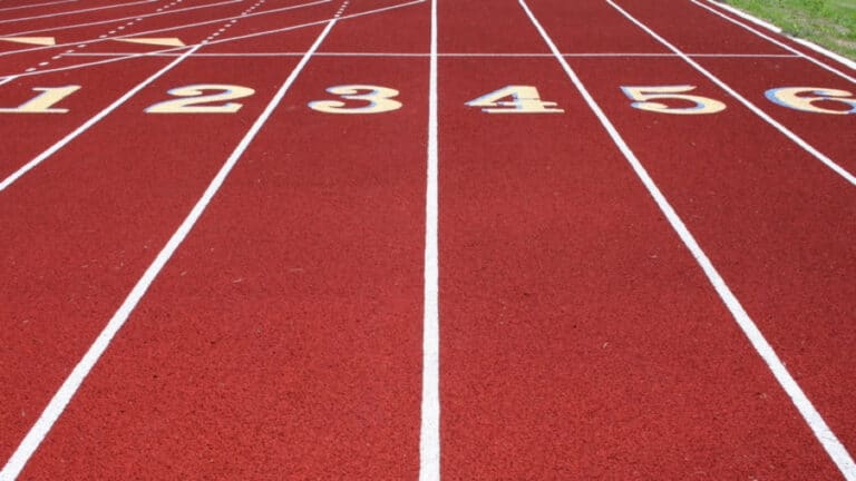 Atletiekbaan met banen die onze trainingsfilosofie symboliseren.