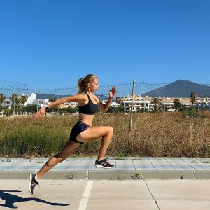 Hardloopster demonstreert goede hardlooptechniek