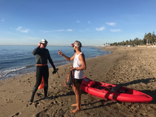 Open water zwemmers op het strand in Marbella
