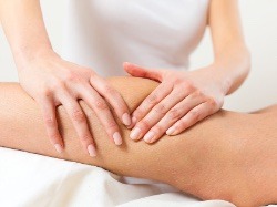 Masseur werkt aan harde spieren