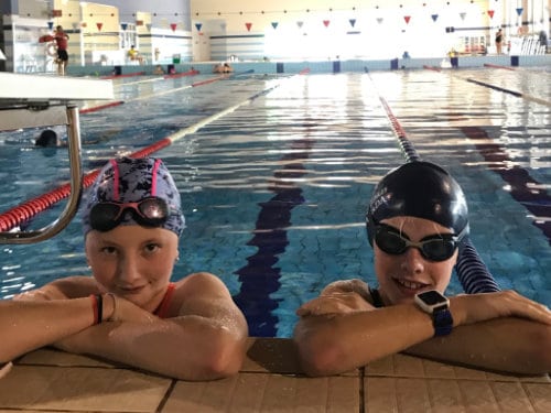 Jeugdzwemmers in Vila Real de Santo Antonio, Portugal